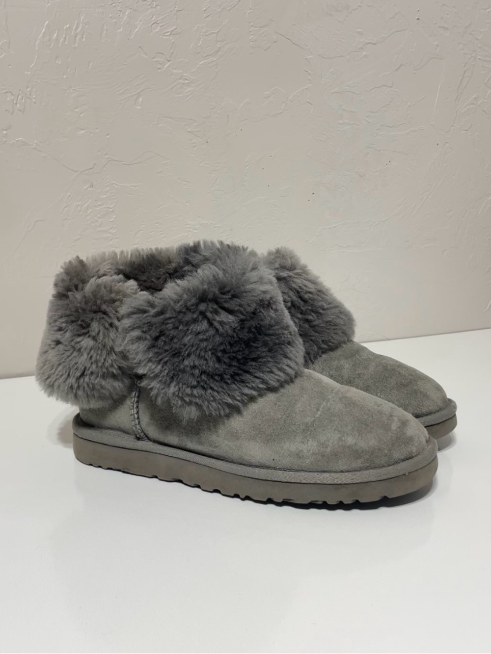UGG Women's Size 8 Bailey Button Gray Suede Boots